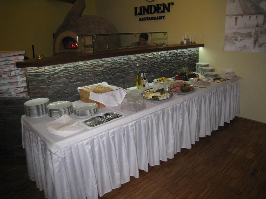 Linden Restaurant And Pension ブルノ エクステリア 写真